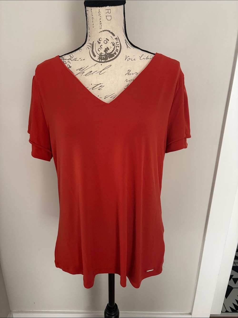 Calvin Klein XL V-Neck Short Sleeve Top in Orange-Red